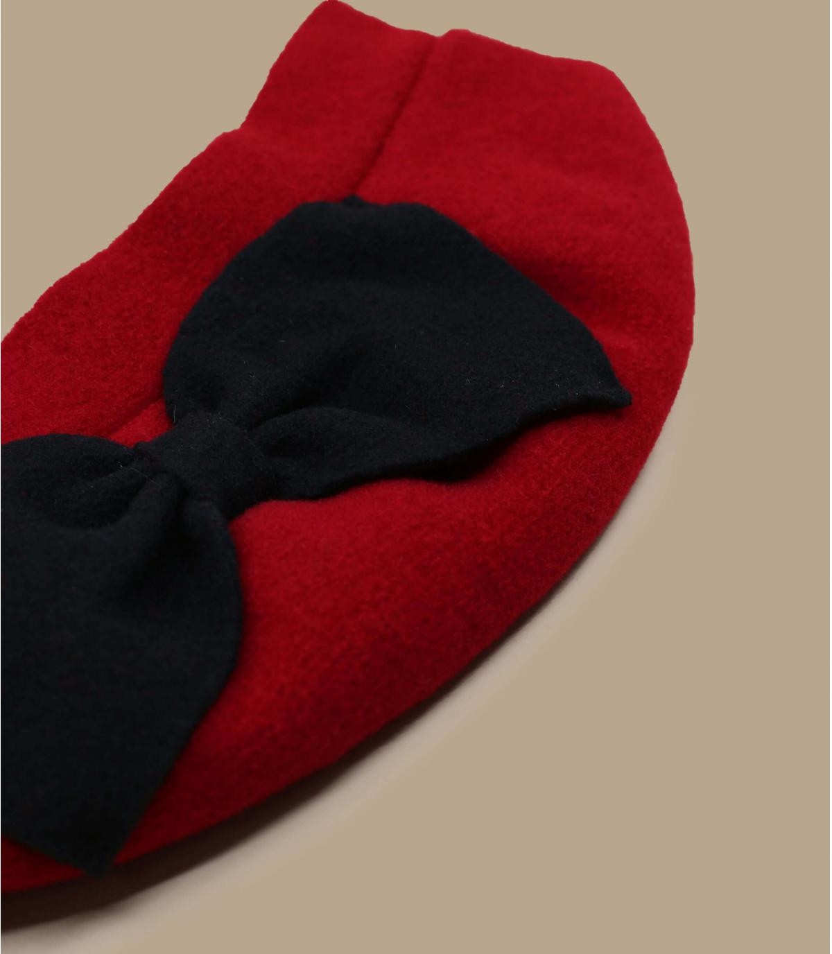 Rotes Barett schwarze Schleife Rotes Barett schwarze Schleife